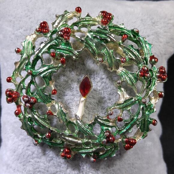 Vintage 1950s Christmas Wreath Enamel Brooch, Red Green Metallic Enamel - Picture 8 of 10